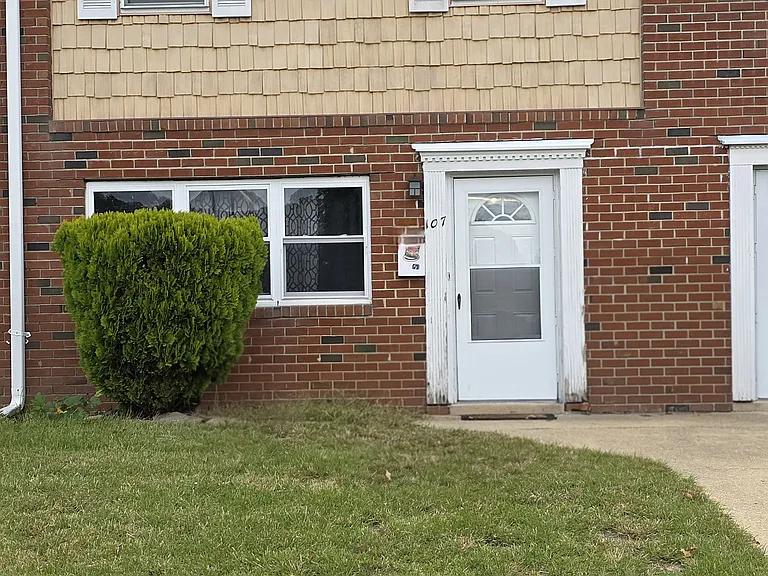 107 Briar Mills Dr — Photo 1
