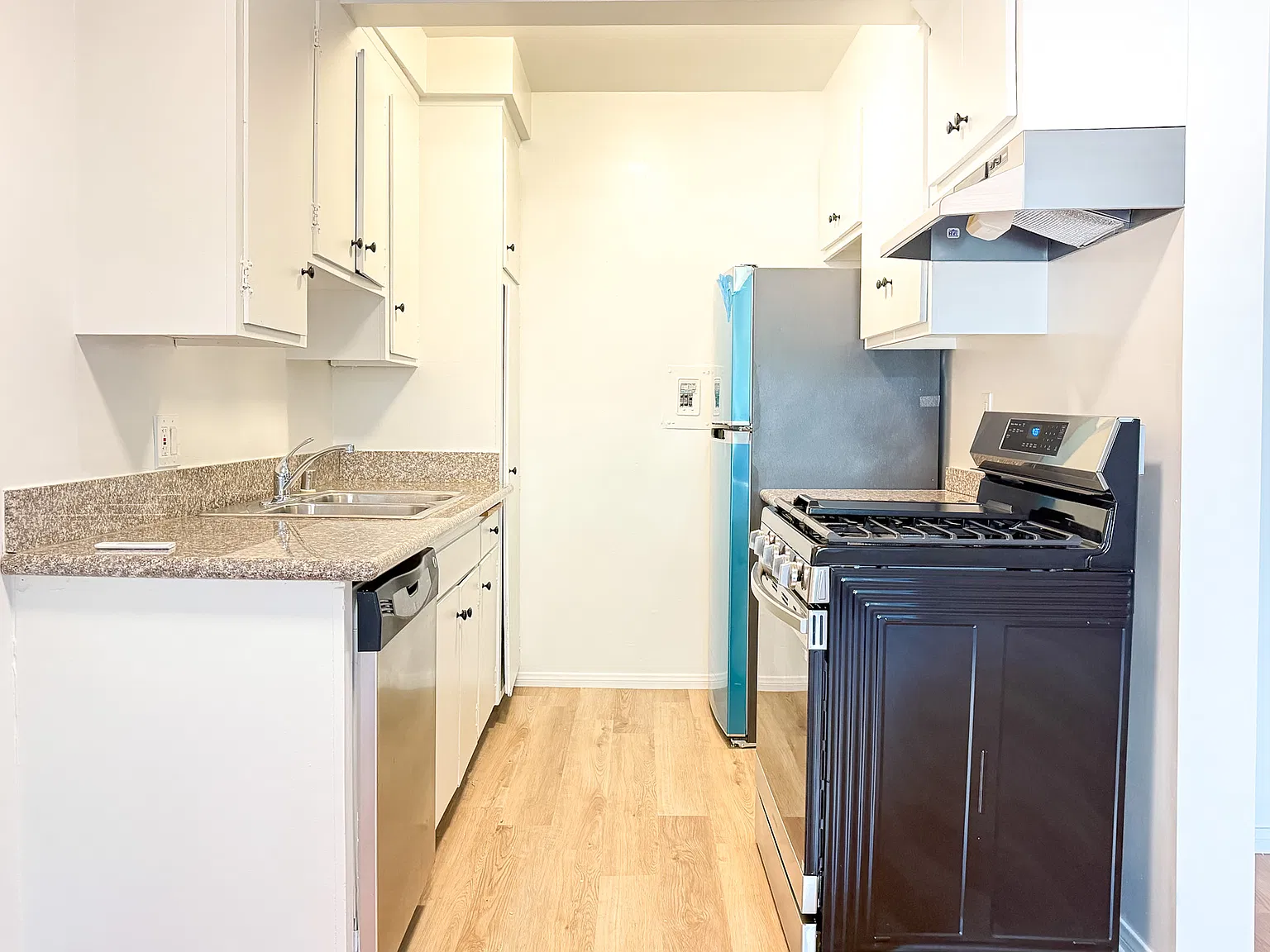 1613 Barry Ave — Photo 4