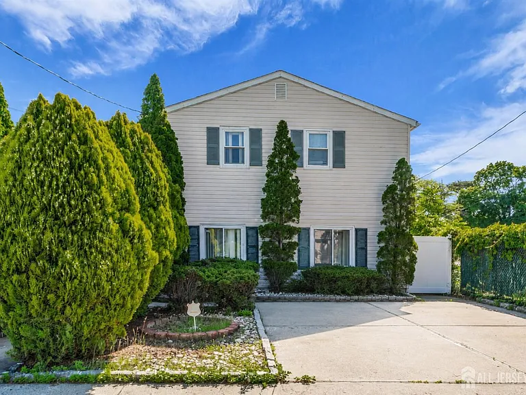 12 Jacobson St — Photo 1
