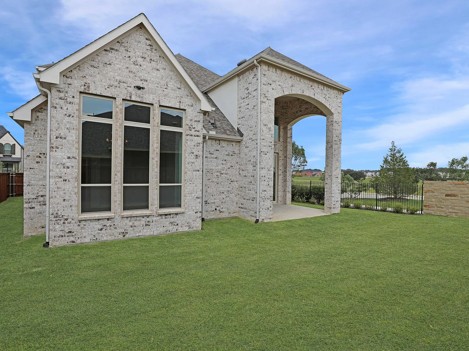 4 bed, 4.5 bath, 3491 sqft, $5,300 — Photo 2