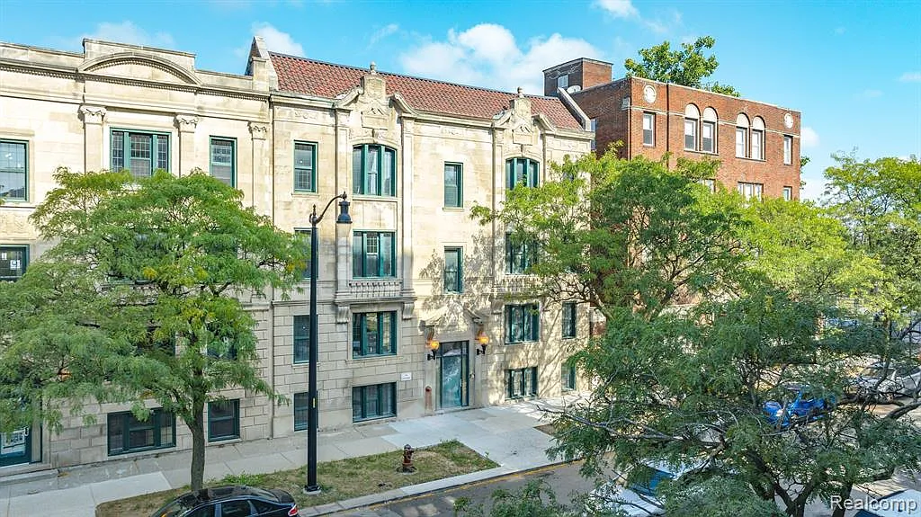 2 bed, 2.0 bath, 905 sqft, $1,525 — Photo 2