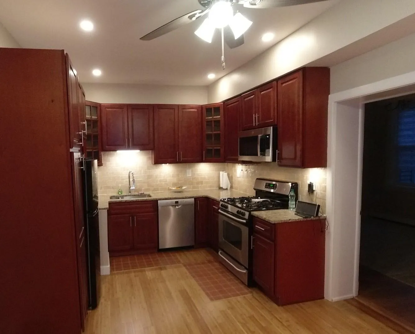 2 bed, 600 sqft, $2,100 — Photo 1