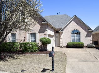 390 Fountain Lake Dr, Memphis, TN 38120
