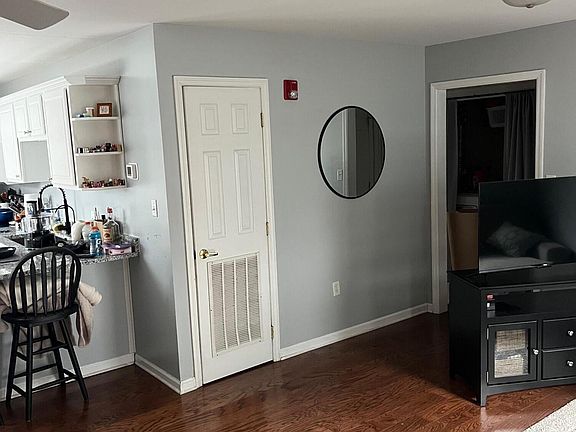 3rd image of 1611 Queen Anne Way