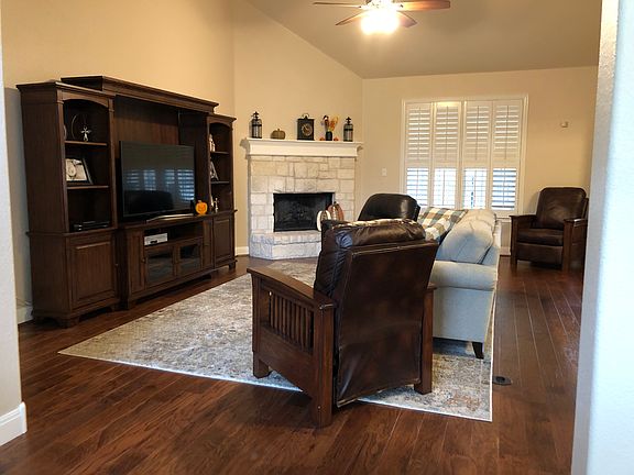 3rd image of 612 Persimmon Ct