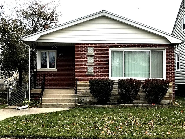 607 Mackinaw Ave photo 1