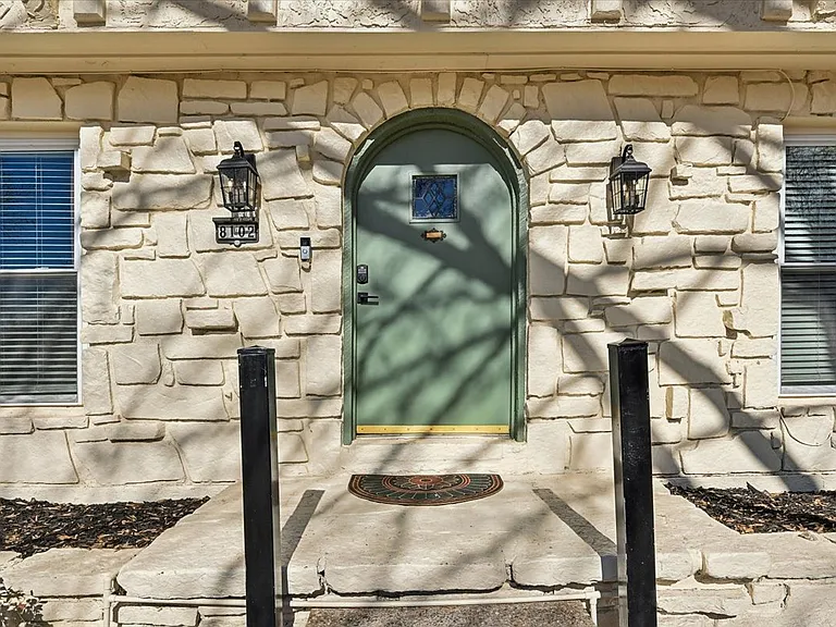 8102 S Sandusky Ave — Photo 2
