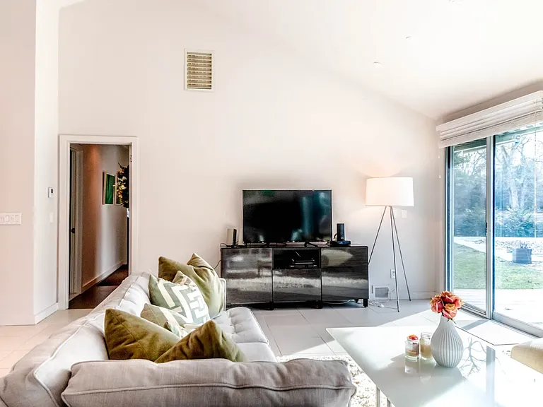 10 Albertines Ln — Photo 8