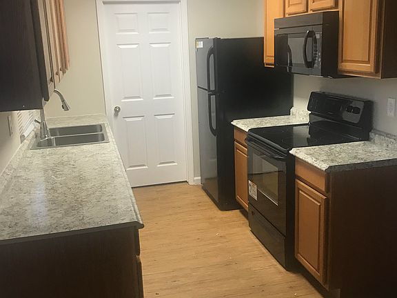 Kitchen includes dishwasher and microwave
