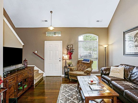 3rd image of 102 Rebecca Pines Dr