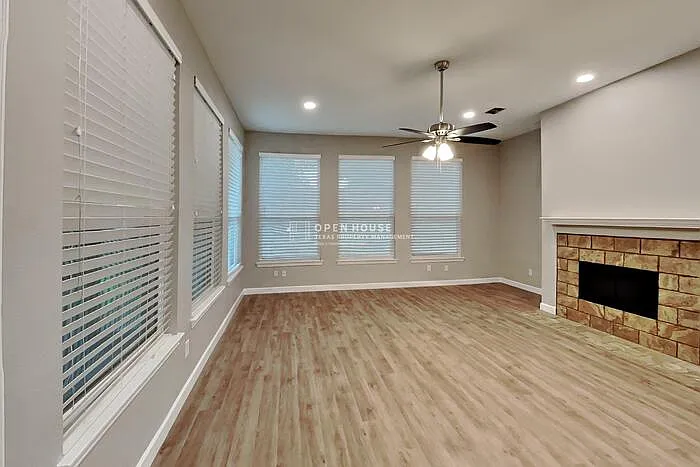 4 bed, 2.0 bath, 2361 sqft, $2,625 — Photo 3