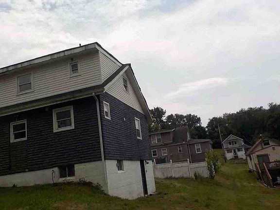 4th image of 215 Poplar St