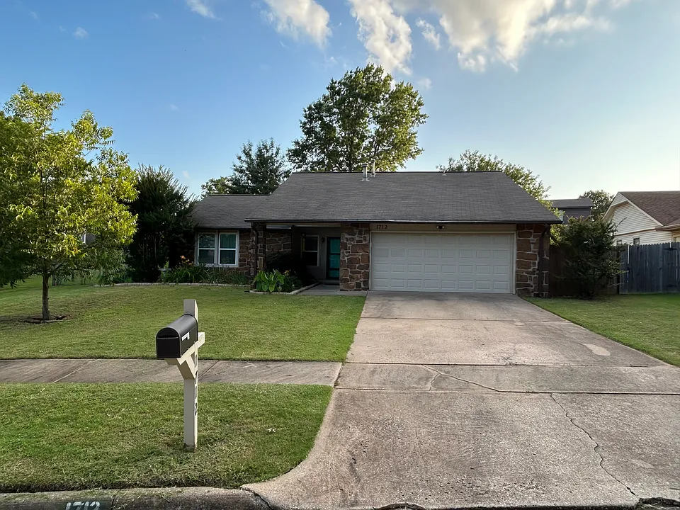 1712 S Yellowood Ave W