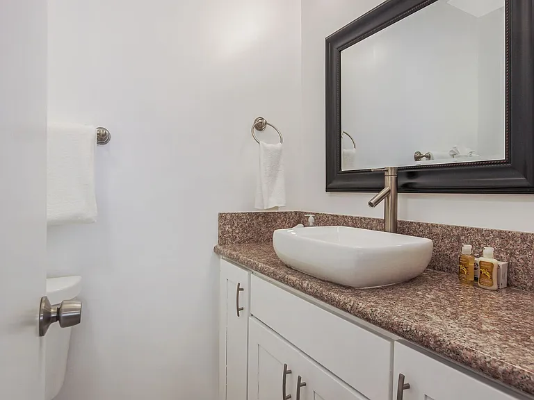 N Oakhurst Dr — Photo 15
