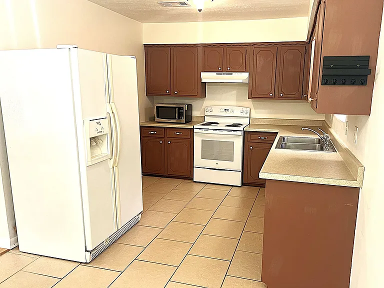 560 Beverly Dr — Photo 7