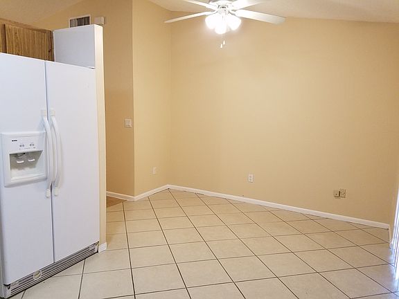 Dinning area next to kitchen