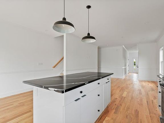 5th image of 109 Park Ave E
