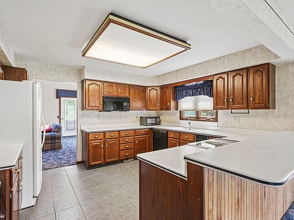 3rd image of 3112 Crystal Dr