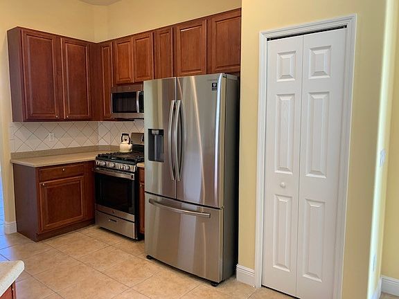 4th image of 975 Southlakes Way SW