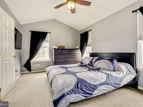 5th image of 42 Narragansett Ln