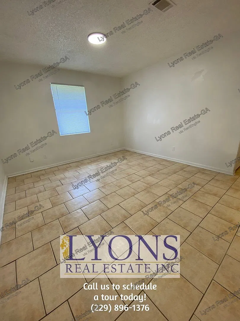 2 bed, 1.0 bath, $850 — Photo 2