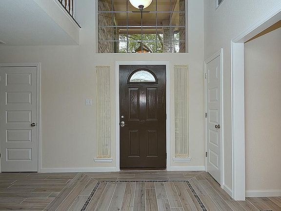 3rd image of 15610 Thornbrook Dr