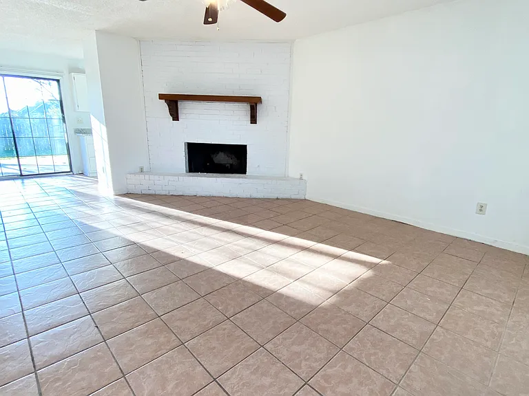401 Strasbourg Dr — Photo 2
