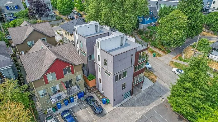 2409 E Thomas St — Photo 40