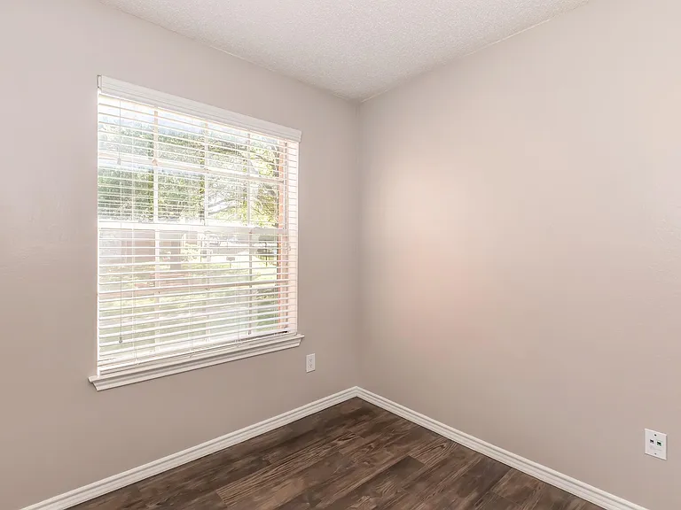 Eagle's Point Apartments — Photo 46