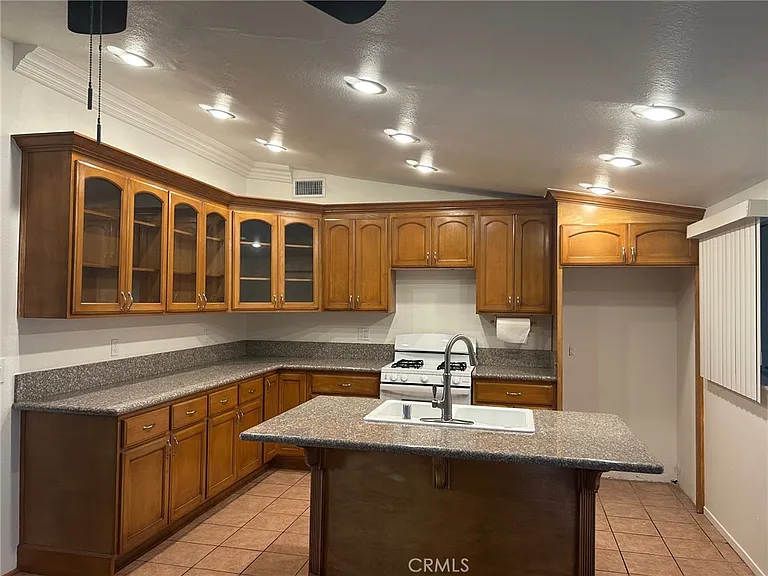 1276 Evergreen St — Photo 2