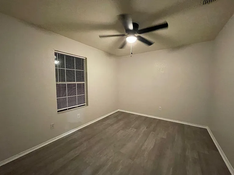 1512 Queens Brook Ln — Photo 16