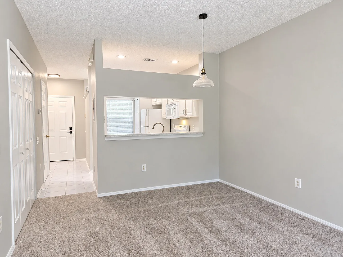 Immaculate 2 Bedroom 1.5 Bath Townhome In New Tampa! — Photo 4