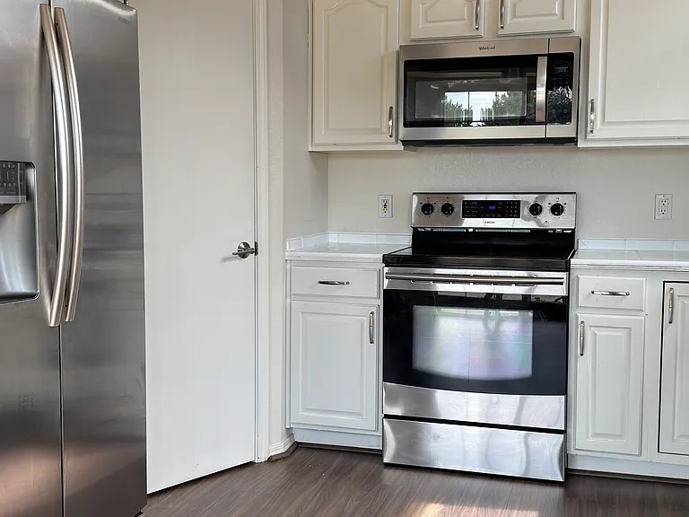 7660 Amberly Dr — Photo 4