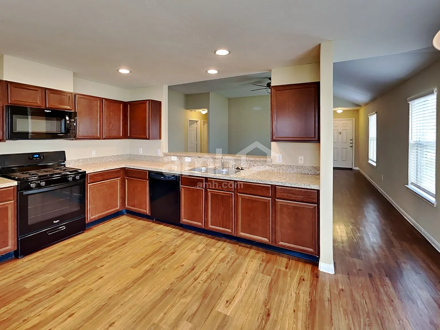 3 bed, 2.0 bath, 1455 sqft, $2,035 — Photo 4