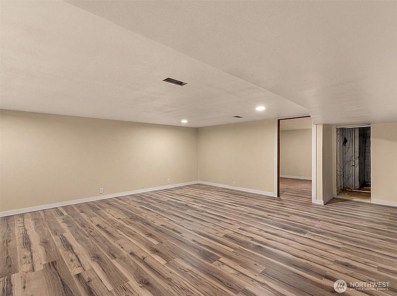 5th image of 845 N Devon Ave