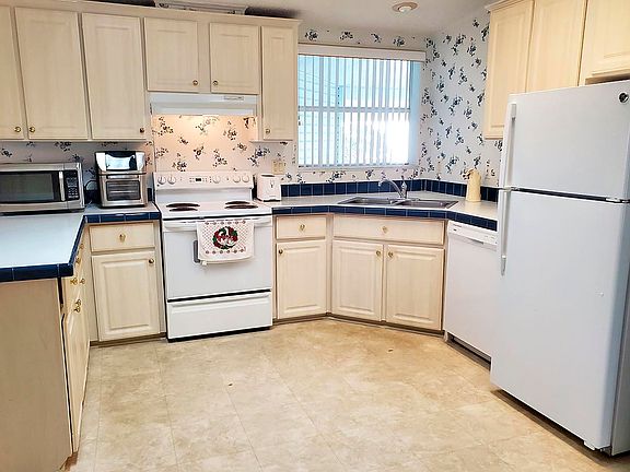 2nd image of 2821 Cloister St #312