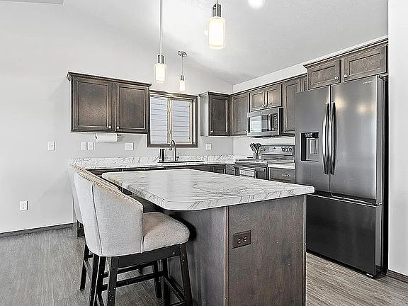 3rd image of 612 Prairieside Trl