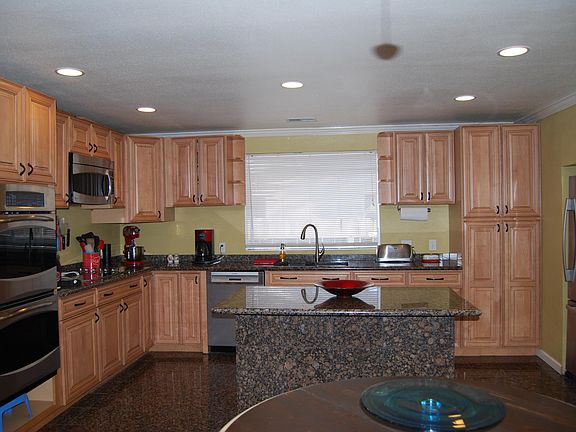 Beautiful Updated eat in kitchen