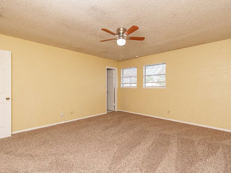 2001 Eisenhower Dr — Photo 14