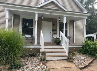 606 E Webster St, Benton, IL 62812