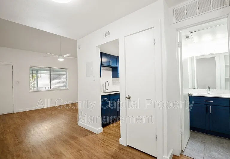 502 W 35th St #205 — Photo 6