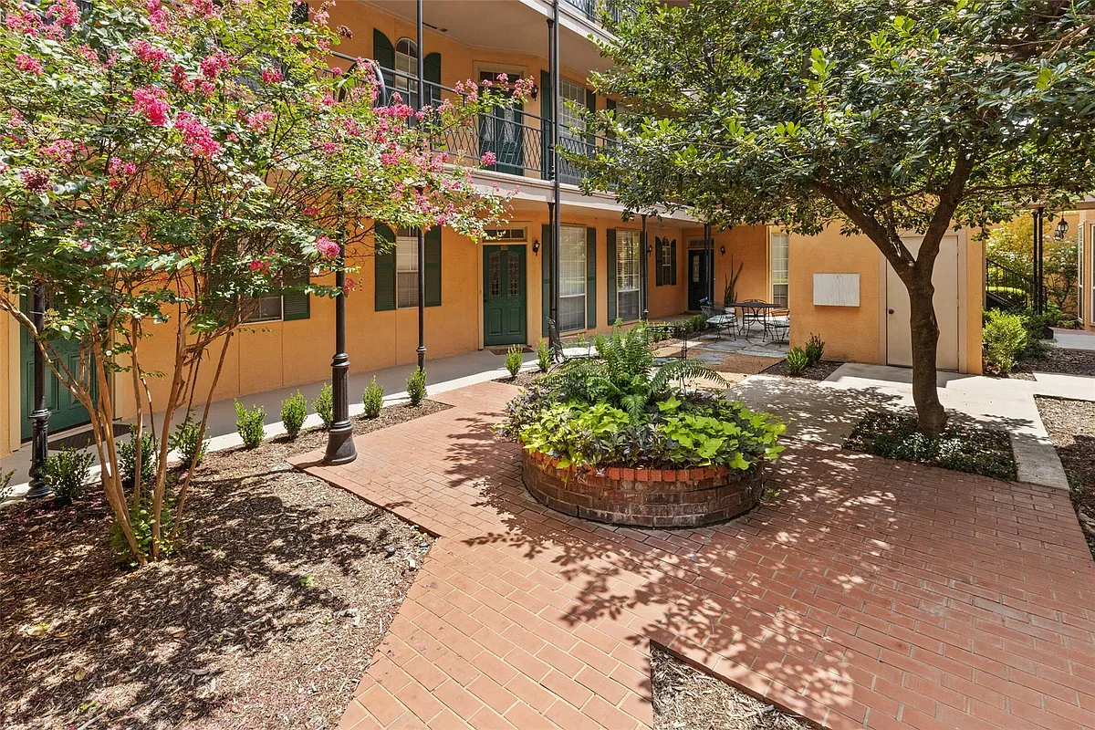 Building Photo - 6318 Richmond Ave #4102