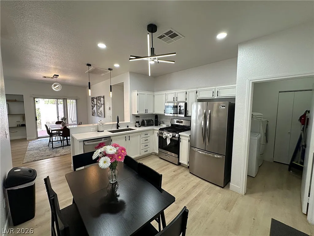3 bed, 2.0 bath, 1386 sqft, $2,500 — Photo 3