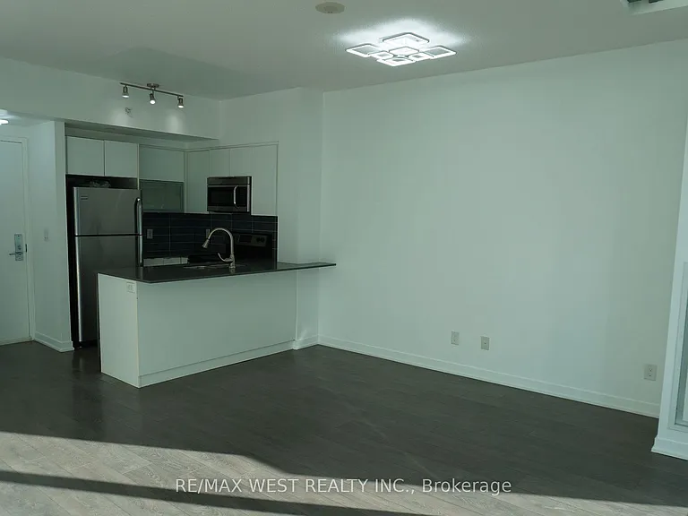 150 E Liberty St #812 — Photo 4