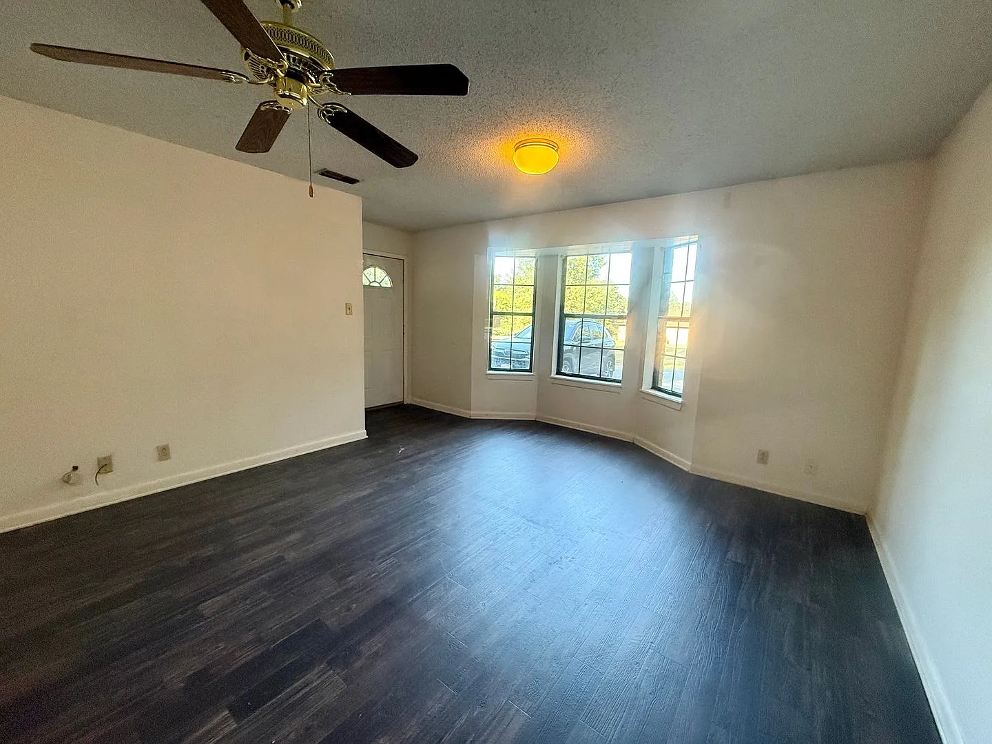 Convenient 2-bed/1-bath duplex! — Photo 2