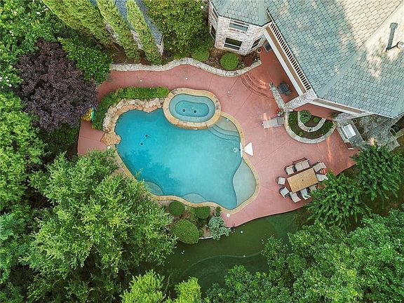5th image of 717 Stratford Ln