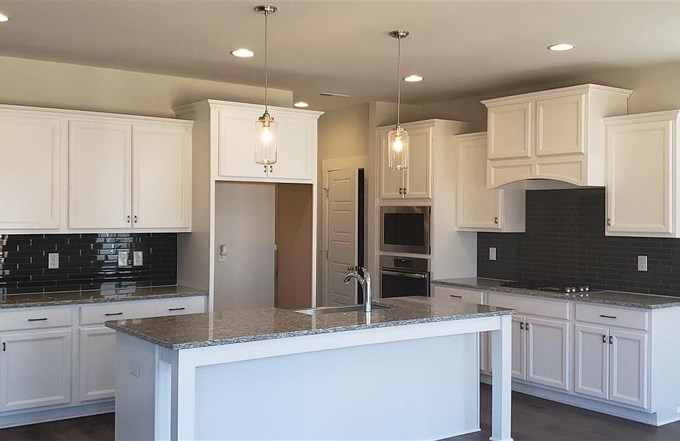 2nd image of 520 Midnight Moon Dr