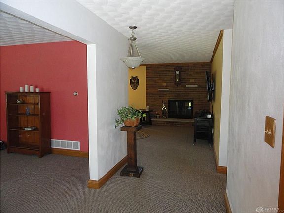 3rd image of 127 Carrousel Dr