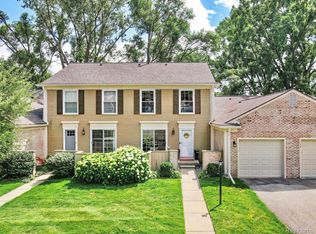 1123 Kings Cove Dr, Rochester, MI 48306