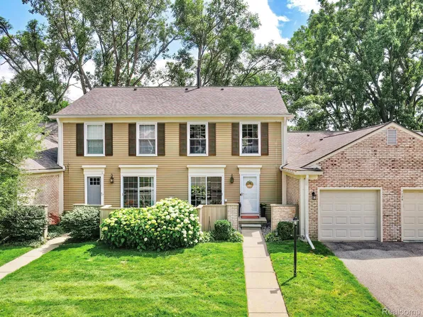 1123 Kings Cove Dr, Rochester, MI 48306